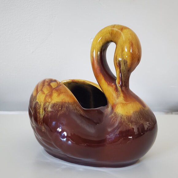 Vintage Blue Mountain Pottery Swan Planter-1960s - Picture 2 of 3